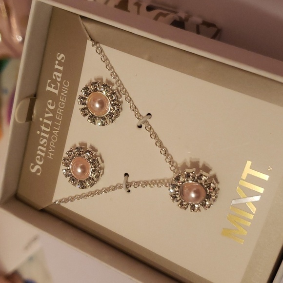 NWOT Mixit Hypoallergenic Silver Tone Pendant Necklace & Stud Earrings - Picture 3 of 5